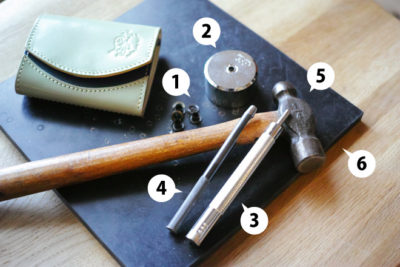 ウォレットチェーンとハトメ穴